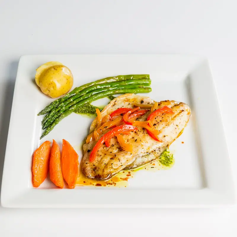 White fish with sweet peppers, asparagus and carrots