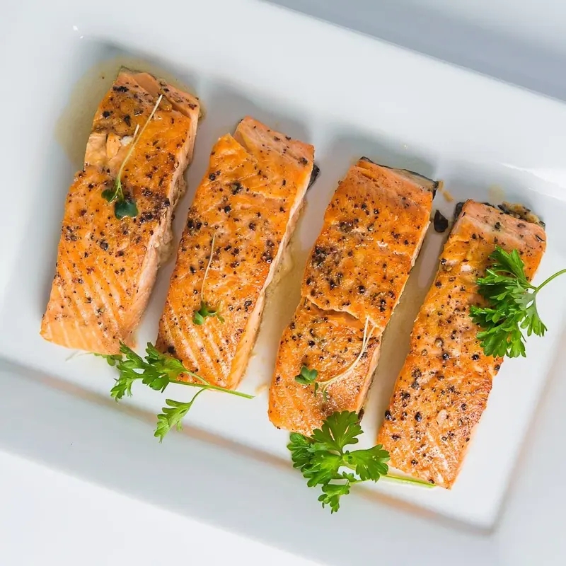 Pan-roasted salmon fillets with parsley